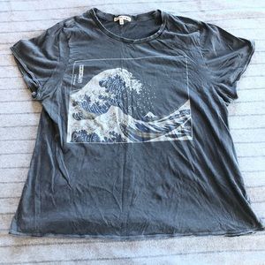 Graphic tee with wave design